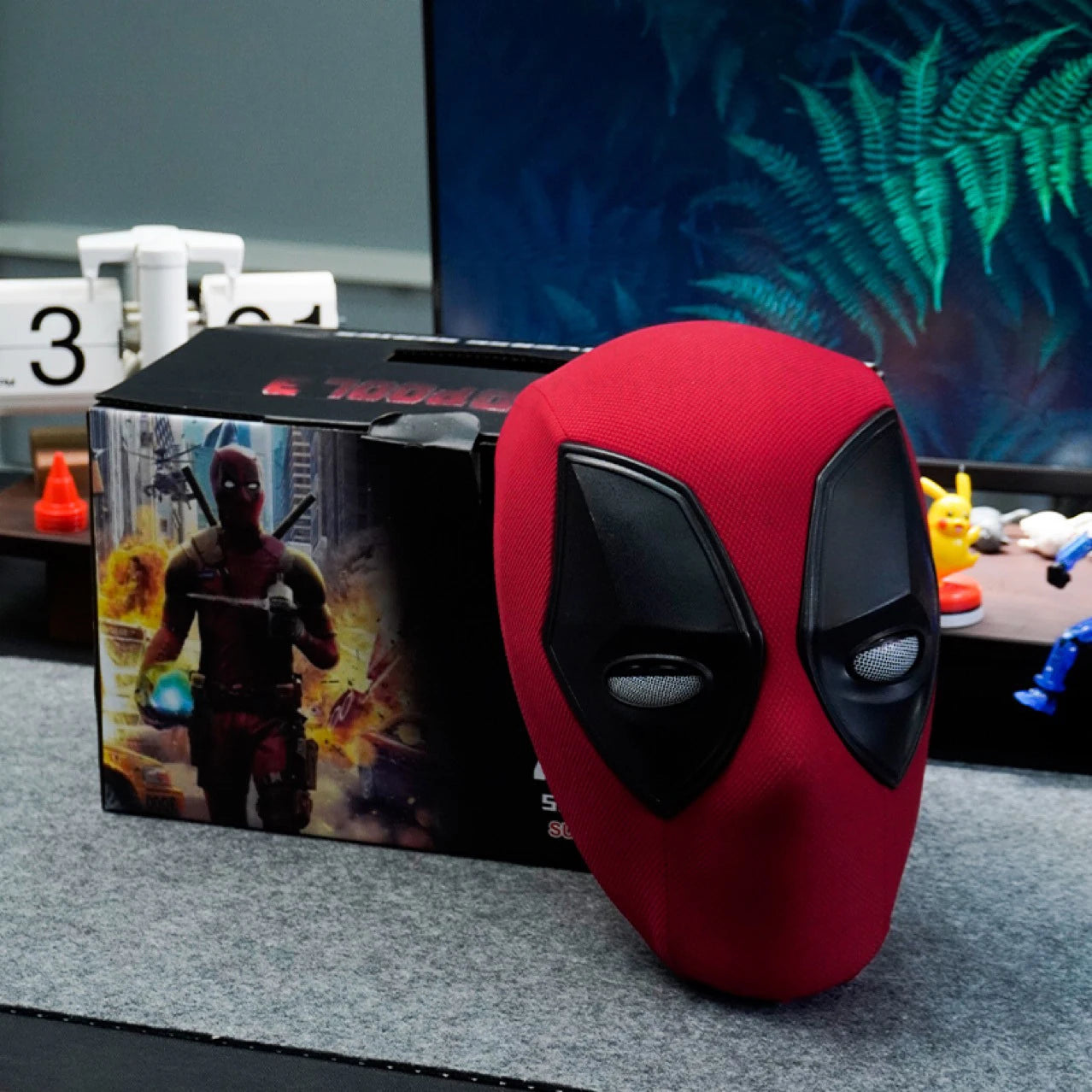 Deadpool Moving Eyes Mask